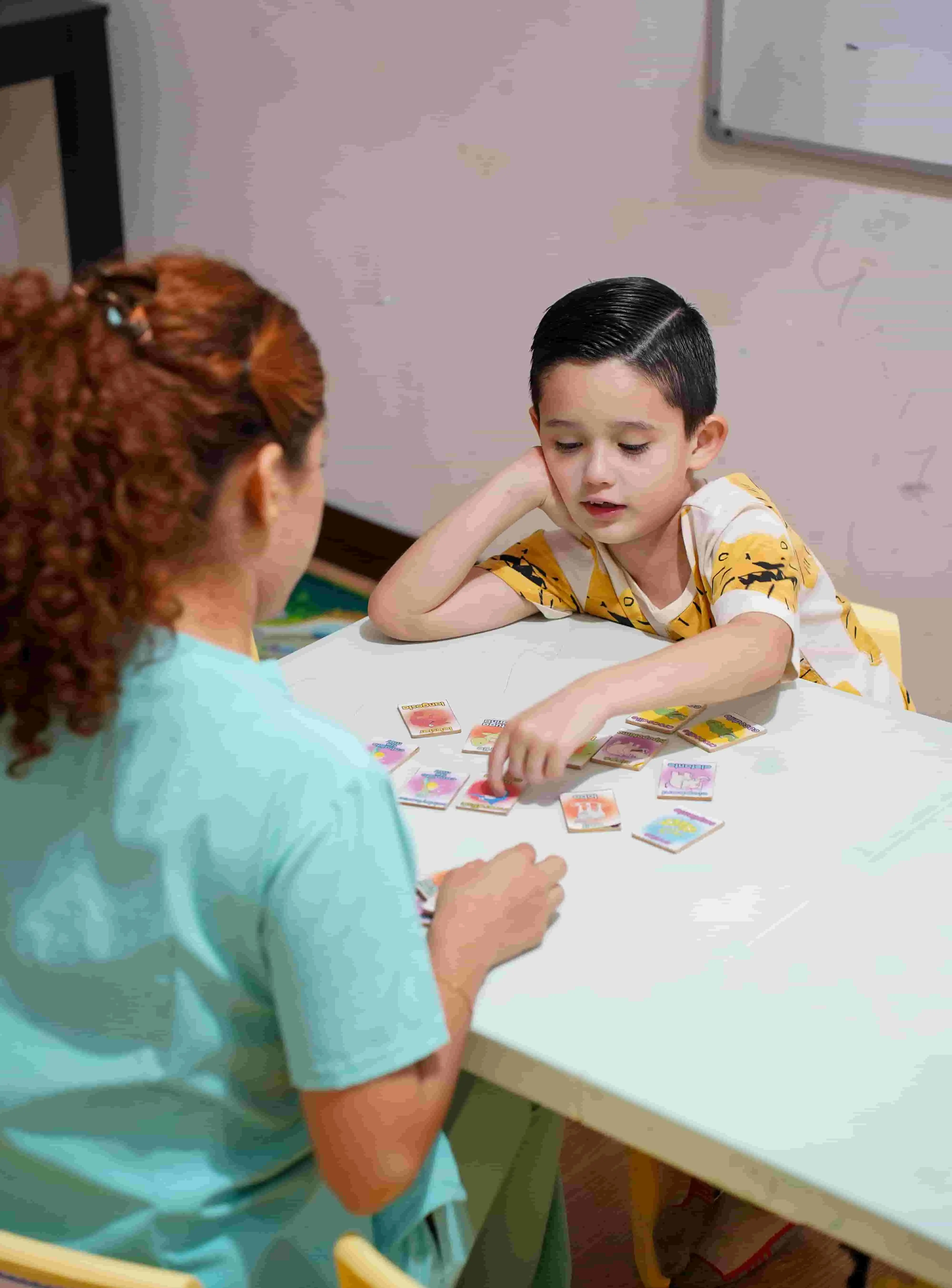 Niño en sesión de terapia de lenguaje y habla lúdica